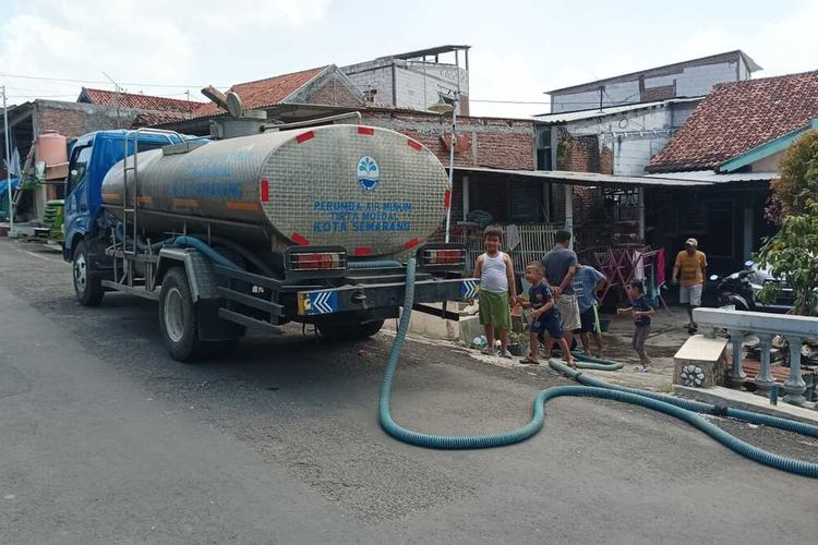 BPBD Kota Semarang, Jawa Tengah memberikan bantuan air bersih ke warga di Kelurahan Mangunharjo, Tembalang. 