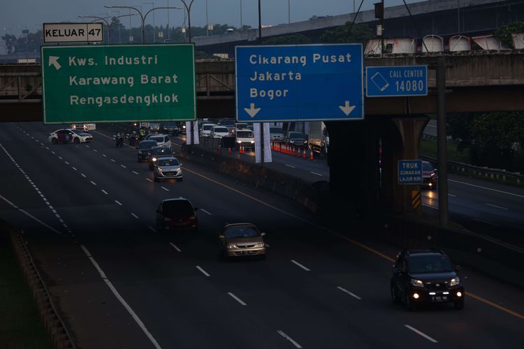 Pemberlakuan jalur satu arah di Tol Karawang Barat hingg Kalikangkung, Jumat 29/4/2022). Kementerian Perhubungan (Kemenhub) memprediksi masyarakat yang akan melakukan perjalanan mudik Lebaran tahun ini mencapai 85,5 juta orang.