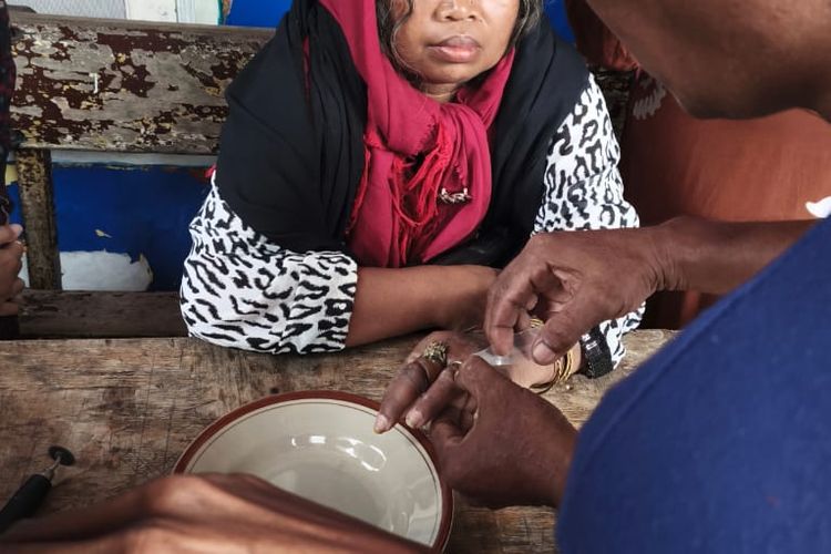 Petugas damkar Sumenep berusaha membuka cincin dari seorang ODGJ perempuan. 
