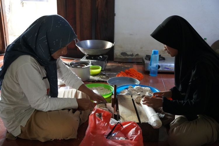 Kisah Tiara, Anak Penjual Kripik Diterima Kuliah Gratis di UGM