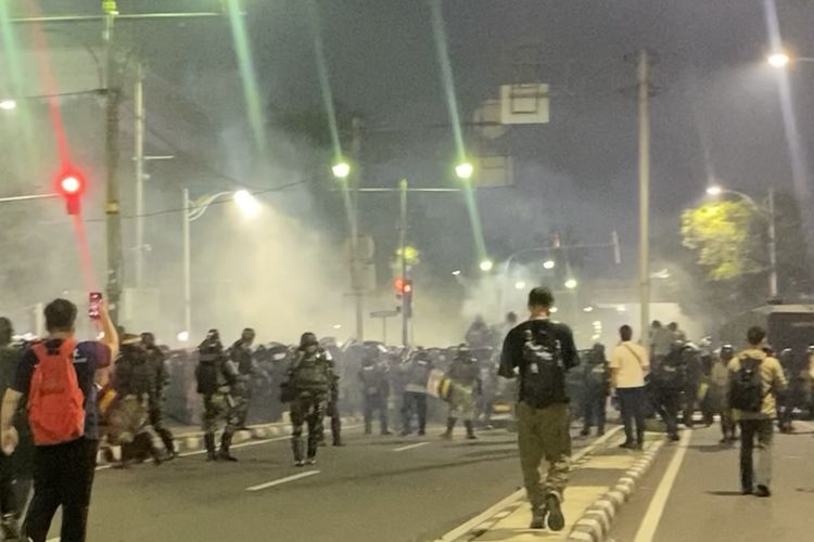 Massa Aksi di Jalan Imam Bonjol Dibubarkan dengan 5 Tembakan Gas Air Mata