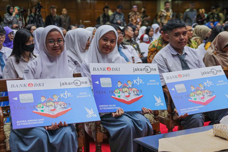 Terlihat para pelajar SMA yang menerima secara simbolis KJP Plus Tahun 2025 