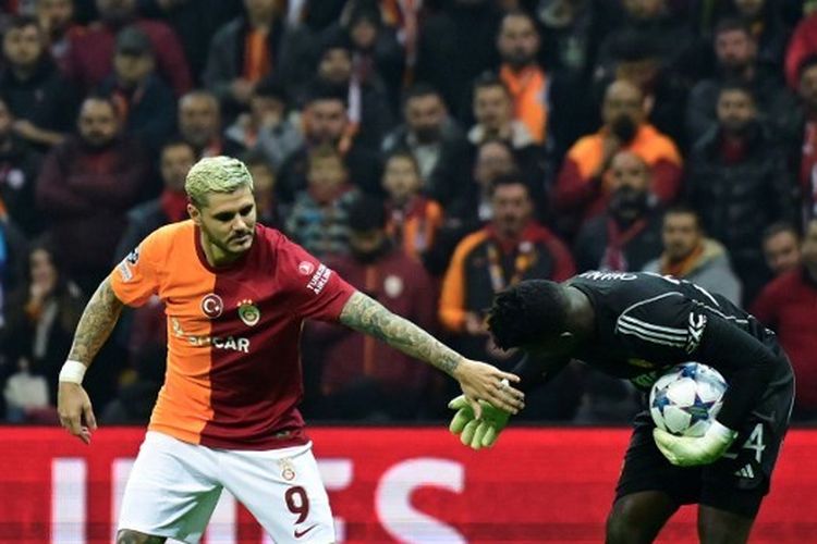 Penyerang Galatasaray, Mauro Icardi (kiri), menjabat tangan kiper Manchester United, Andre Onana, dalam laga kelima Grup A Liga Champions 2023-2024 yang digelar di Stadion Rams Park, Istanbul, pada Rabu (29/11/2023) malam waktu setempat. Terkini, Icardi dirumorkan bakal gabung Real Madrid pada bursa transfer Januari mendatang. (Foto oleh YASIN AKGUL / AFP)