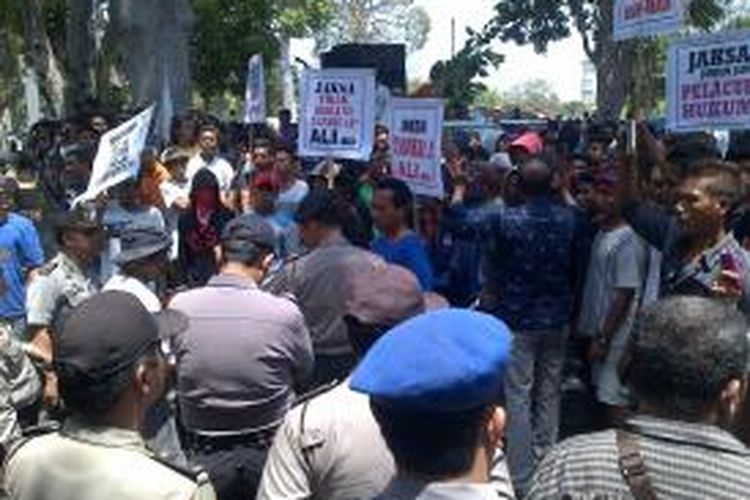 Massa mendatangi Kejaksaan Tinggi NTB, menuntut Bupati Lombok Timur diadili.
