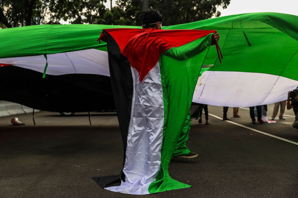 Massa yang tergabung dalam Aliansi Mahasiswa Islam Jakarta membawa bendera Palestina saat melakukan aksi di depan Kedubes Amerika Serikat, Jakarta Pusat, Rabu (12/5/2021). Pemerintah Indonesia mengecam keputusan pengadilan Israel yang memerintahkan pengusiran paksa enam keluarga Palestina dari tempat tinggal mereka di kawasan Syekh Jarrah, Yerusalem Timur. Serta mengecam kekerasan yang dilakukan aparat keamanan Israel terhadap warga sipil Palestina yang terjadi dalam sejumlah bentrokan di kompleks Masjid Al-Aqsa.