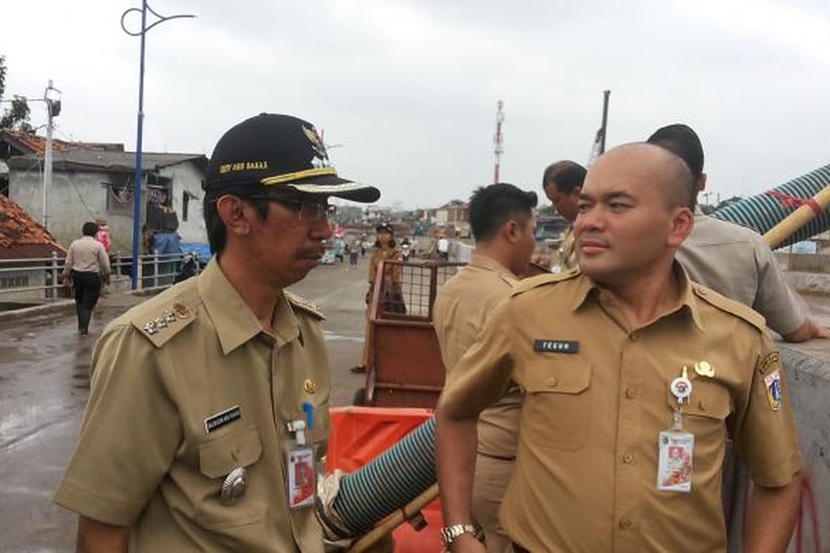 Kepala Dinas Sumber Daya Air DKI Jakarta Teguh Hendarwan (kanan) saat melakukan inspeksi ke kawasan Kampung Pulo, Jatinegara, Jakarta Timur, Senin (13/2/2017) pagi. 