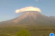 Gunung Semeru Tampak Gagah Saat Bertopi Awan Lenticular