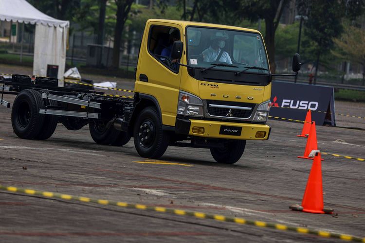 Mitsubishi Fuso Canter Euro 4 saat sesi media test drive Fuso di Tangerang, Jumat (25/3/2022). Total ada 29 varian yang disediakan KTB dengan rincian, 15 tipe untuk Fuso Canter di segmen light duty truck, dan sisanya 14 tipe untuk Fighter X di segmen medium duty truck.