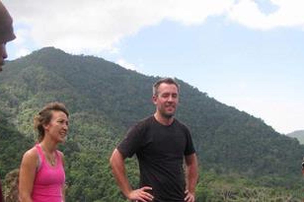 Turis Perancis sedang berada di Puncak Kampung JING atau setan di dalam kawasan Hutan Mbeliling, Jumat (17/8/2012) bersama rombongan wartawan dan masyarakat yang melakukan trekking di Kawasan Hutan Mbeliling, Manggarai Barat, NTT.