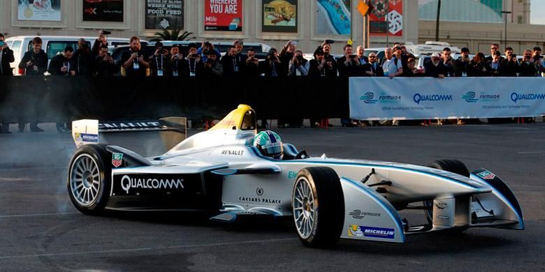 Mobil balap Formula E dikendarai Lucas di Grassi, unjuk gigi di depan publik Las Vegas.