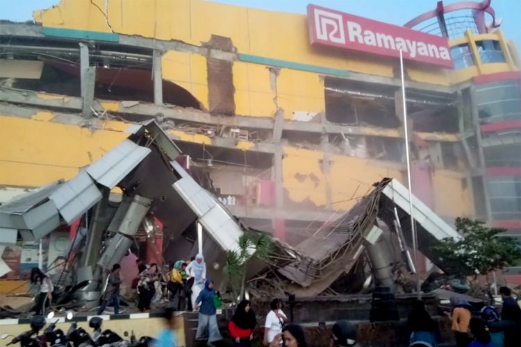 Sebuah bangunan pusat perbelanjaan yang roboh akibat gempa di Palu, Sulawesi Tengah, Jumat (28/9/2018).