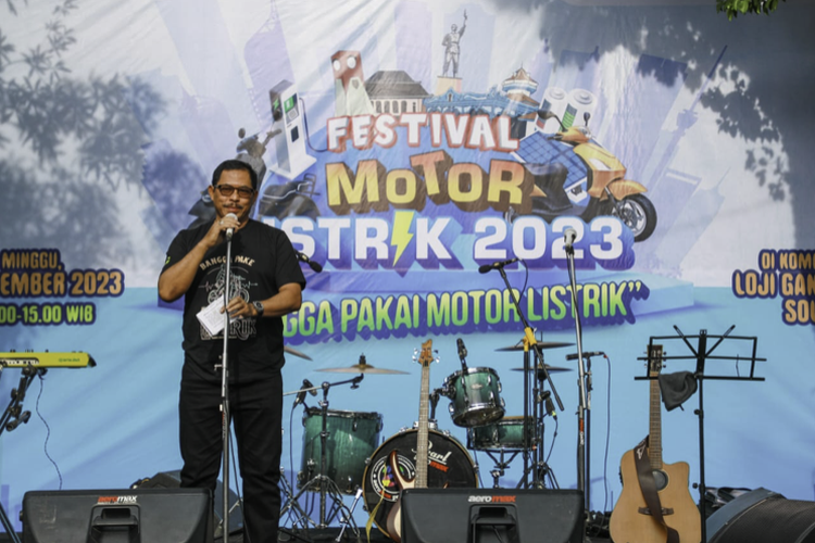 Pejabat (Pj) Gubernur Provinsi Jawa Tengah Nana Sudjana di Festival Motor Listrik 2023, Surakarta, Jawa Tengah, Minggu (3/12/2023).