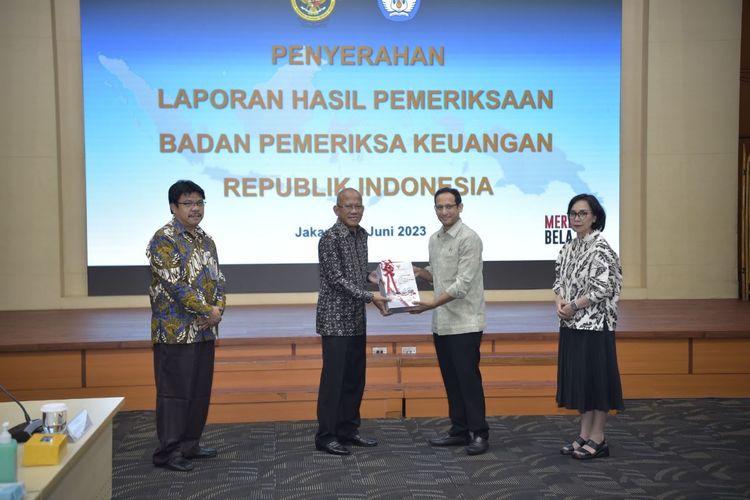 Menteri Pendidikan, Kebudayaan, Riset, dan Teknologi (Mendikbudristek) Nadiem Anwar Makarim saat menyerahkan Laporan Hasil Pemeriksaan BPK RI di Kantor Kemendikbudristek, Senayan, Jakarta, Senin (26/6/2023).