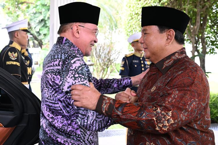 PM Malaysia Disambut Langsung Prabowo Saat Tiba di Istana Jakarta