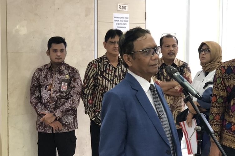 Menkopolhukam Mahfud MD seusai mengikuti rapat kerja dengan Komisi III DPR RI di Kompleks Parlemen Senayan, Jakarta, Selasa (11/4/2023). 