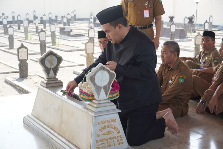 Bupati Blora Arief Rohman beserta jajarannya melakukan ziarah kemerdekaan ke makam pahlawan nasional asli Blora di TMP Kusuma Negara, Kota Yogyakarta, Selasa (6/8/2024). 