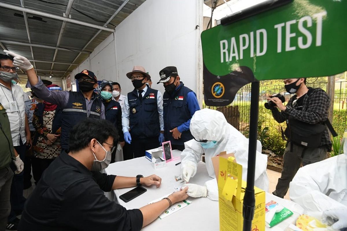 Ketua Gugus Tugas Percepatan Penanggulangan COVID-19 Jabar Ridwan Kamil meninjau AKB di KRL Commuterline di Stasiun Bojonggede, Kecamatan Bojonggede, Kota Bogor, Jumat (26/6/2020). 