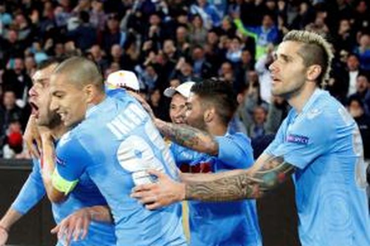 Pemain Napoli, Goran Pandev, merayakan gol bersama rekan-rekannya seusai membobol gawang FC Porto pada leg kedua 16 besar Liga Europa, Kamis (20/3/2014). 