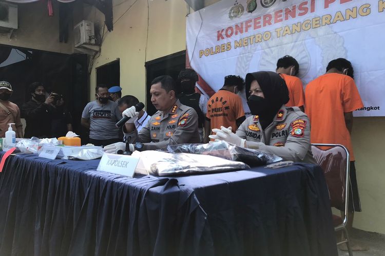 Viral Aksi Begal Rampas Handphone di Tangerang, 10 Pelaku Ditangkap. Hal Itu Diungkapkan Kapolres Metro Tangerang Kota Kombes Zain Dwi Nugroho di Mapolsek Batu Ceper, Senin (1/8/2022).  