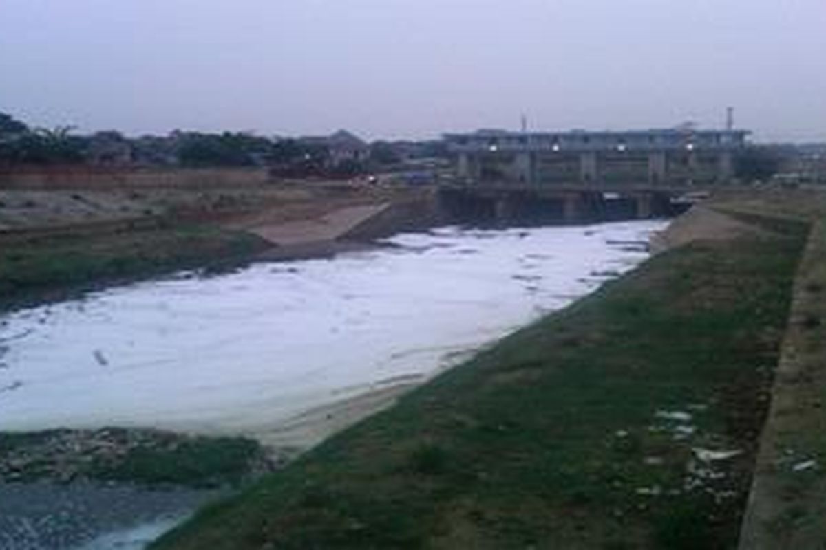 Pencemaran terjadi di aliran air Kanal Banjir Timur (KBT), tepatnya di pintu air Malaka Sari, Duren Sawit, Jakarta Timur. Busa-busa halus berwarna putih menutupi aliran air tersebut sehingga menyerupai salju.