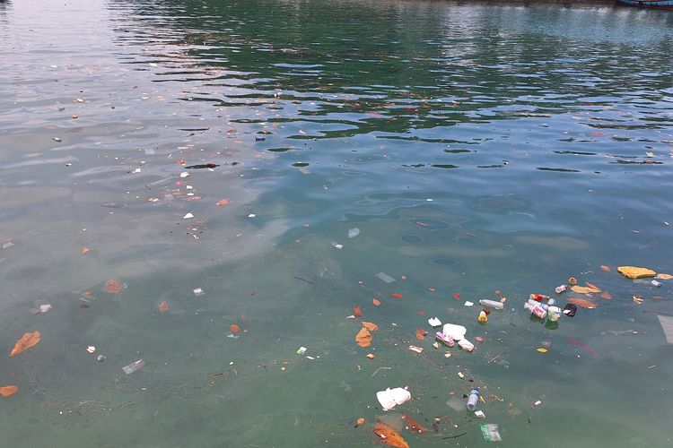 Kondisi laut Pulau Pari yang terdapat banyak sampah. Minggu (14/4/2024).