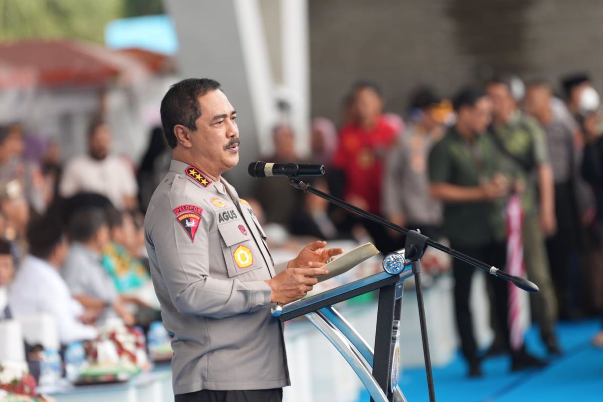 akil Kepala Kepolisian Republik Indonesia (Wakapolri) Agus Andrianto dalam kegiatan Bakti Sosial, Bakti Kesehatan, Pasar Murah, dan Bazar USaha Mikro Kecil Menengah (UMKM) dalam rangka Pemilu Damai, Indonesia Maju di Lapangan Karebosi, Rabu (7/2/2024).
