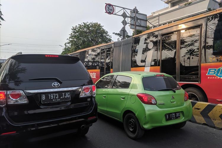 Kendaraan berplat ganjil masih bebas melalui jalan Gunung Sahari, Jakarta Utara pada Kamis (8/8/2019)