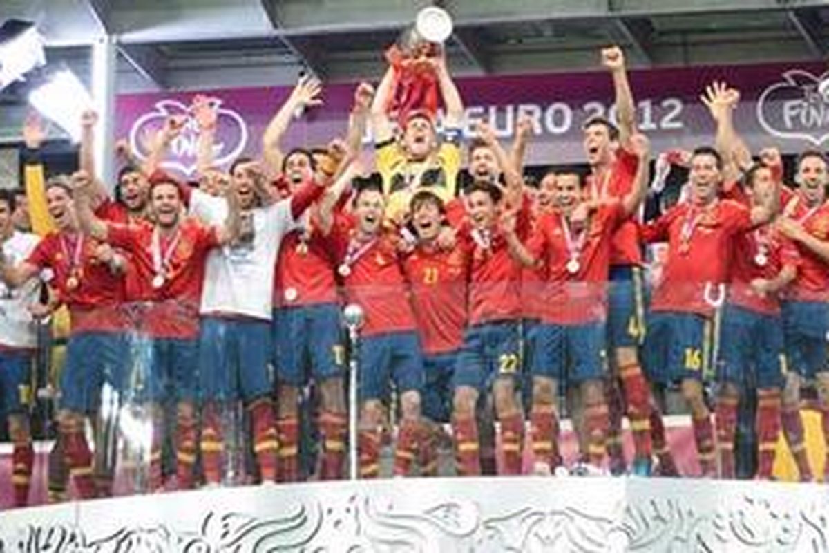 Para pemain Spanyol bergembira merayakan sukses mereka menjuarai Piala Eropa 2012, setelah mengalahkan Italia 4-0 di final, Minggu atau Senin (2/7/2012) dini hari WIB.