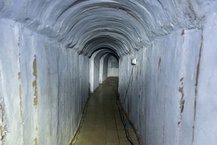Foto terowongan bawah tanah milik kelompok Hamas di Gaza, Palestina, yang dirilis tentara Israel pada 21 Januari 2024. Israel menemukan jalur tersembunyi ini saat menggerebek daerah Khan Yunis di Jalur Gaza ketika perang Israel-Hamas berkecamuk.