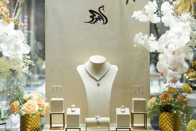 Merek perhiasan berlian Swan Jewellery kembali membuka gerainya yang berada di Pondok Indah Mall 1 Jakarta, dengan konsep baru untuk anak muda.