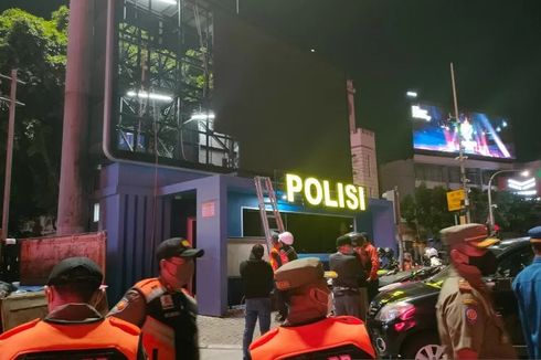 Satpol PP Bongkar Reklame Tak Berizin di Atas Bangunan Pos Polisi