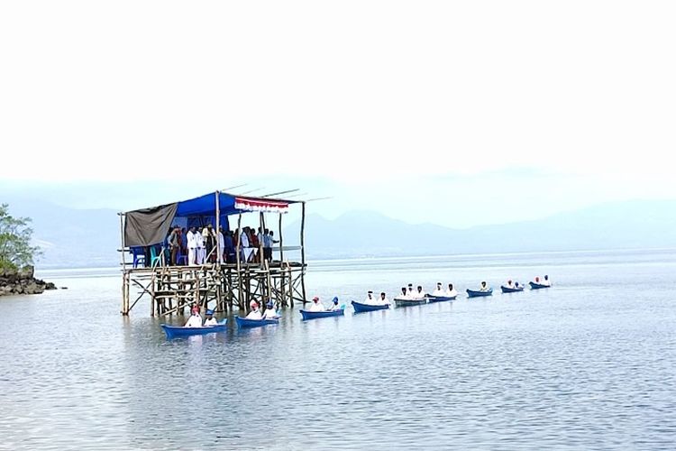 Foto: Kegiatan peringatan HUT ke-77 RI di perairan Pulau Kojadoi, Kabupaten Sikka, NTT, Rabu (17/8/2022).