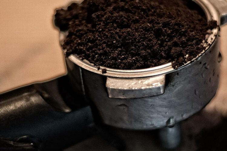 Ampas kopi dapat dimanfaatkan untuk kebutuhan tanaman, termasuk salah satunya sebagai pupuk.