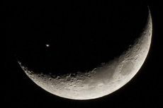 Stasiun Luar Angkasa Internasional Terpotret Melintasi Bulan Sabit