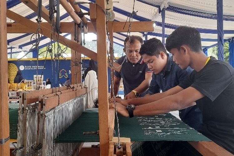 Dari Desa di Aceh Timur, Tenun dan Anyaman Tikar Bersiap Tembus Pasar Dunia