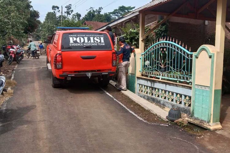Polisi menggelar olah TKP di rumah Suratman (56) Perangkat Desa Giling, Kecamatan Gunungwungkal, Kabupaten Pati, Jawa Tengah yang tewas setelah diduga dianiaya tetangganya dengan senjata tajam, Selasa (16/1/2024).