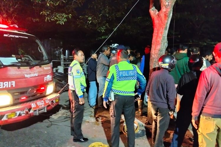 Kuda Andong Lepas dan Masuk Selokan, Damkar Yogyakarta Gunakan Katrol Saat Evakuasi