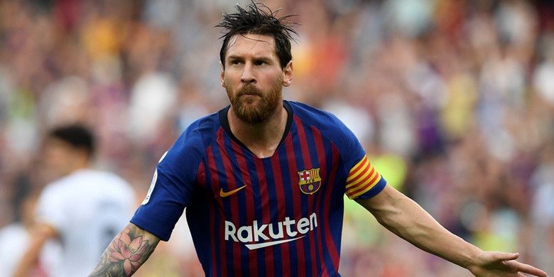 Megabintang FC Barcelona, Lionel Messi, merayakan gol yang dicetak ke gawang SD Huesca dalam laga Liga Spanyol di Stadion Camp Nou, Barcelona pada 2 September 2018.
