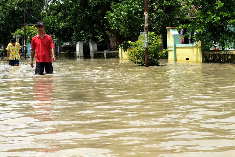 Suasana banjir hari ke-12 di Dusun Beluk, Desa Jombok, Kecamatan Kesamben, Kabupaten Jombang, Jawa Timur, Selasa (12/1/2021).