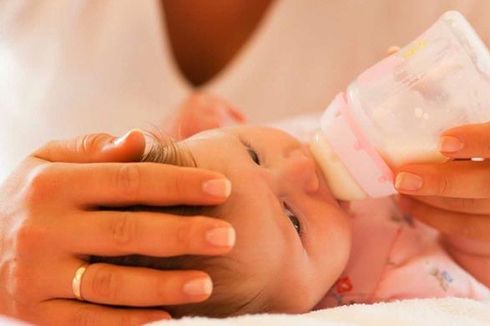 Minum Lewat Botol Tak Baik buat Perut Bayi?