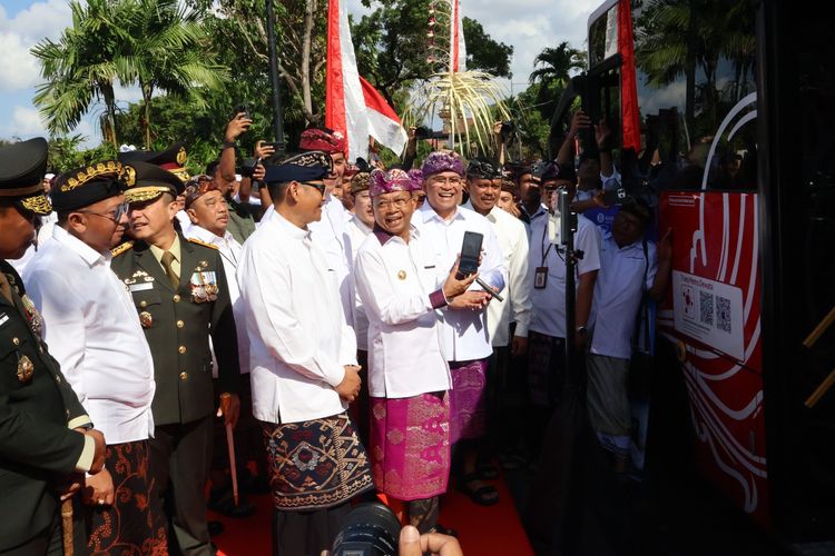 Gubernur Bali Wayan Koster saat melaksanakan peluncuran atau launching inovasi pembayaran digital QRIS Tap pada layanan Trans Metro Dewata dan Trans Sarbagita, di Lapangan Puputan Niti Mandala Renon, Denpasar, Kamis (14/8/2025)/