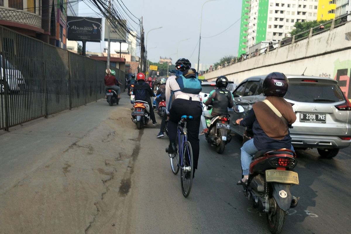 Jalur sepeda di Jalan Pramuka, samping Flyover Pramuka-Matraman, belum diberi marka pada hari pertama uji coba fase satu jalur sepeda, Jumat (20/9/2019).