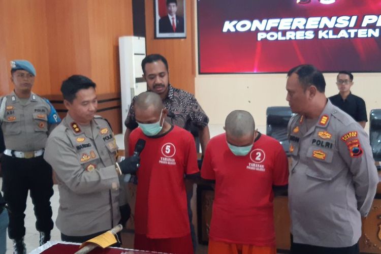 BP, terduga pelaku penganiayaan dengan pemberatan hingga mengakibatkan dua orang pengamen tewas saat dimintai keterangan dalam konferensi pers di Mapolres Klaten, Jawa Tengah, Selasa (14/5/2024). 