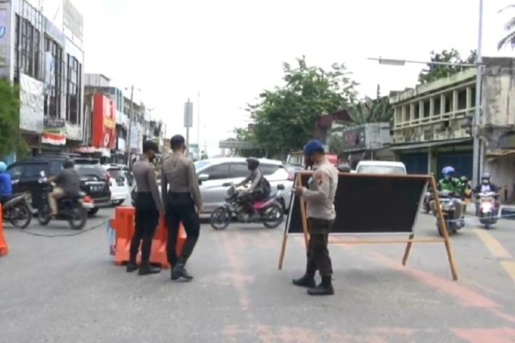 Petugas kepolisian melakukan penyekatan pada ruas jalan menuju jalan Jenderal Sudirman Pekanbaru saat pemberlakuan PPKM level 4 beberapa waktu lalu.