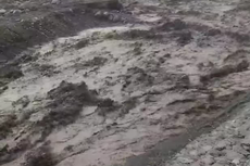 Banjir Lahar Gunung Semeru, Belasan Warga dan Truk Terjebak