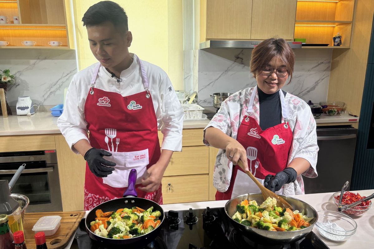 Chef Jhordi Aldyan (kiri) sedang mengajarkan cara membuat masakan bergizi seimbang dan lezat dalam acara media gathering di Jakarta (28/8/2024).