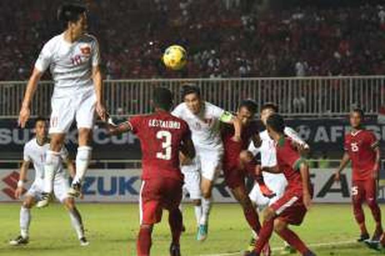 Pemain Indonesia dan Vietnam beradu di udara untuk merebut bola, dalam leg pertama semifinal Piala AFF 2016, di Stadion Pakansari, Cibinong, Jawa Barat, Sabtu (3/12/2016). Indonesia menang 2-1.