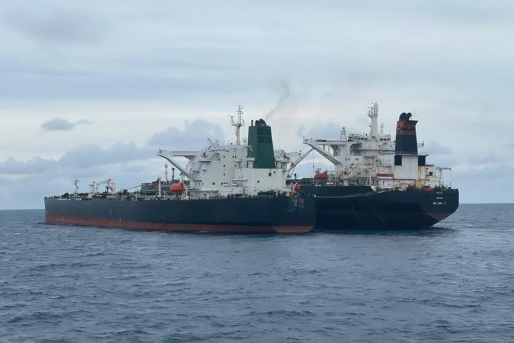 Badan Keamanan Laut (Bakamla) RI mengamankan dua kapal berjenis motor tanker (MT) yang diduga melakukan transfer bahan bakar minyak (BBM) ilegal di ujung perairan Kepulauan Riau (Kepri) yang berbatasan langsung dengan perairan Pontianak, Minggu (24/1/2021).