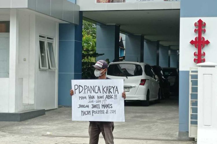 Mantan ABK KMP Tanjung Sole Jacobus Hiariej menggelar aksi unjuk rasa seorang diri di depan kantor Jalan Setiabudi Kota Ambon, Senin (22/1/2024). Mantan karyawan di PD Panca Karya ini putus asa karena haknya senilai Rp 48 juta pada 2018-2019 belum dibayar.