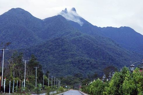 Legenda Patahnya Gunung Daik yang Memiliki Puncak Bercabang Tiga, Cerita Rakyat dari Kepulauan Riau